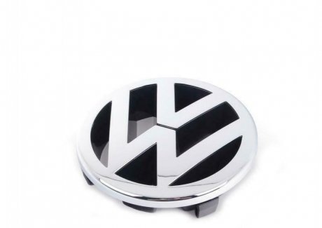 Эмблема решетки радиатора Volkswagen Jetta 05-10/Caddy 04-10/Touran 03-06/Golf V 03-07 AVTM 530058016 (фото 1)