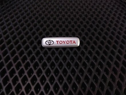 Шильдик (эмблема) для ковриков Toyota AVTM LGEV10275 (фото 1)
