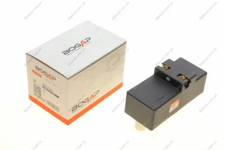 Фото 1 - блок управління вентилятором Audi A3/Seat Leon/Skoda Octavia I/VW Bora/Golf IV 96-10 (12V) BOGAP A7617105 Блок управління вентилятором Audi A3/Seat Leon/Skoda Octavia I/VW Bora/Golf IV 96-10 (12V) BOGAP A7617105 (фото 1)