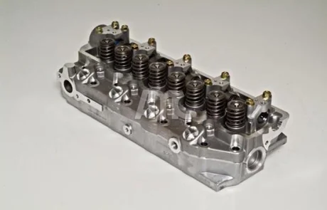 Голівка циліндра HYUNDAI GALLOPER I, GALLOPER II, GRACE, H-1, H-1 / STAREX, H100, PORTER, TERRACAN KIA K2500, PREGIO MITSUBISHI L 300 / DELICA II, L 300 III, L200, L400 2.5D 05.86- AMC 908613 (фото 1)